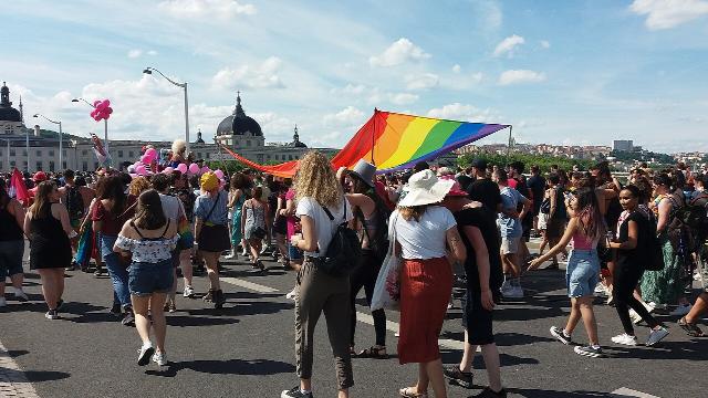 Cortège de la Marche des Fiertés 2021 à Lyon, sur le pont de la Guillotière