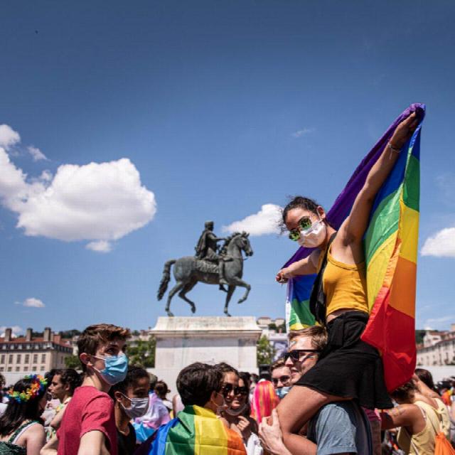 marche des fiertés à la place bellecour en 2025